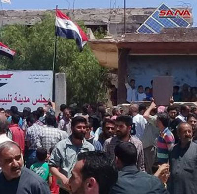 La bandera nacional siria vuelve a ondear en Rasten y Talbisé